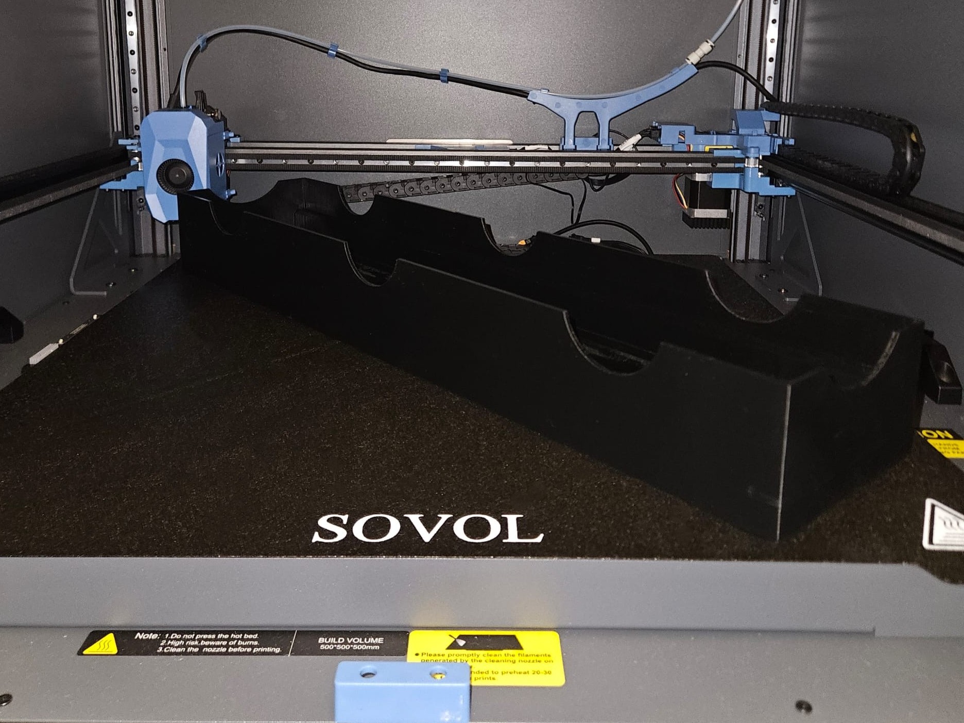 Velikoformatni 3D printer s volumenom 500 × 500 × 500 mm tijekom printanja velikog dijela