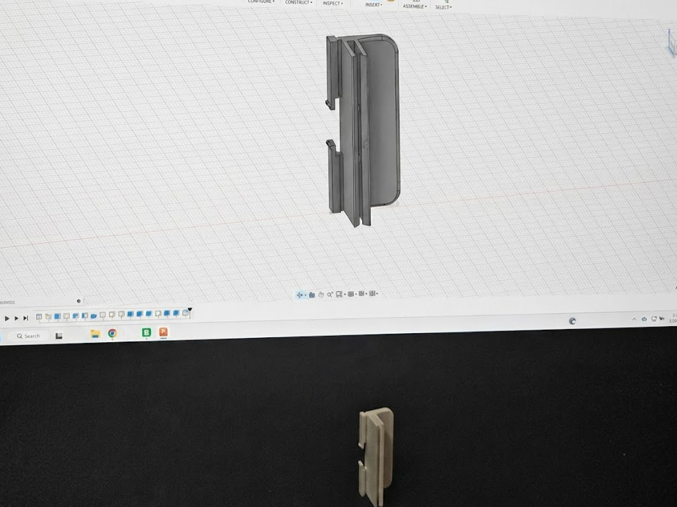 CAD model na ekranu iznad odgovarajućeg 3D printanog dijela